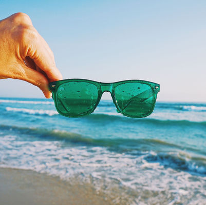 lentes teñidas verdes translúcidas de las gafas de sol de la terapia del color de 135x158x40m m
